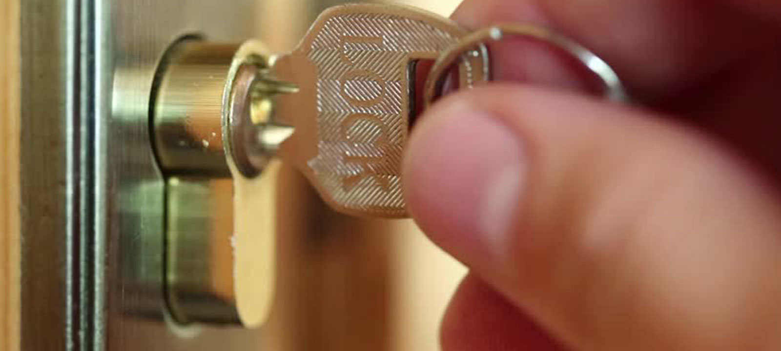 \"lockbanner\"