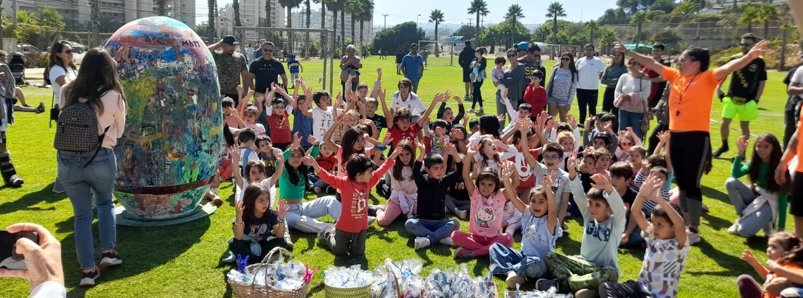 Ven a decorar el huevo de pascua gigante